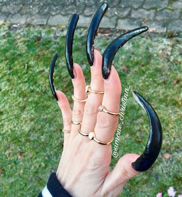 5. Ей требуется полтора часа, чтобы снять лак для ногтей, и еще три часа, чтобы их накрасить.