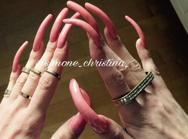 7. В прошлом Симона принимала таблетки биотина, чтобы сделать ногти сильнее, но в настоящее время она не принимает никаких добавок.