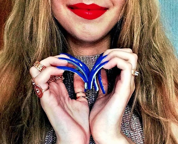 12. Почему же она так долго не стрижет свои ногти, спросите вы? Потому что, она действительно их любит такими, и они стали частью того, кем она является.