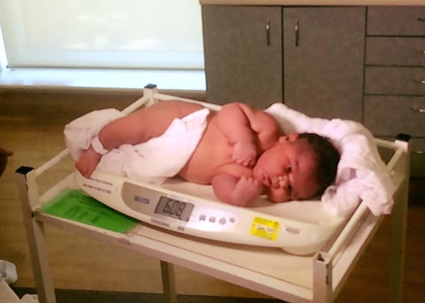 2. Мама ребенка говорит, что гигантские размеры малыша не стали таким уж большим сюрпризом. Оказывается, уже на 36 неделе Брайан весил 4 кг и набрал еще два за оставшиеся 4 недели беременности его мамы.