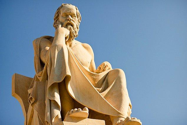 1. Başlayalım! Sokrates'e göre, akil bir insan neyi bildiğini söyler?