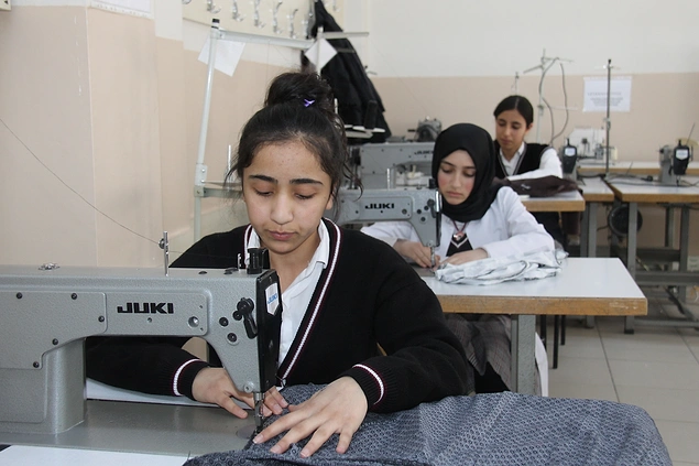 Proje ile öğrenciler, topladıkları kullanılmayan kıyafetleri moda tasarımı dersinde onarımdan geçirdikten sonra çoğunluğu Suriyeli ihtiyaç sahibi ailelere ulaştırıyor.