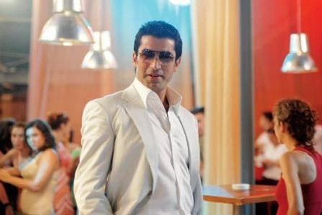 4. Kenan İmirzalıoğlu'nu ırz düşmanı gibi gösteren beyaz takım elbisesi