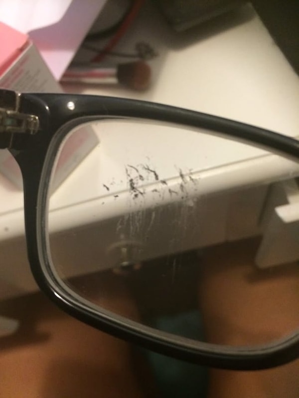 15. Но даже если вы сможете нанести тушь, то не факт, что она останется на реснициах, а не предательски отпечатается на стеклах