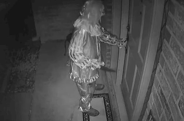 17. Вы смотрите в камеру видеонаблюдения и видите это..