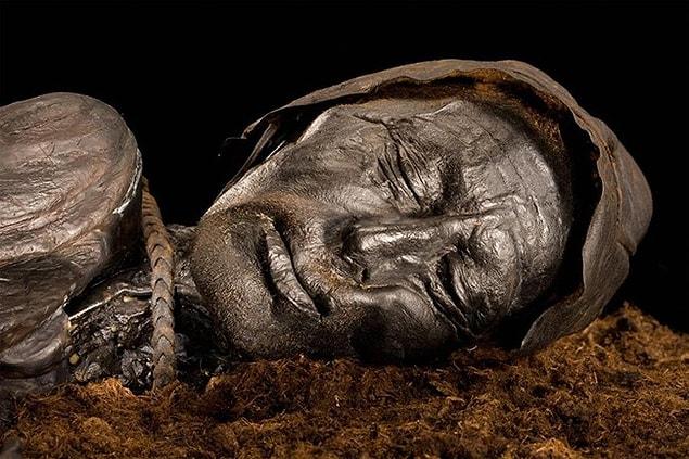Keçeye sarılmış halde bulunan ve bir Türk kadınına ait olduğu bilinen mumya, Orta Asya’da bulunan ilk eksiksiz Türk mezarı olma özelliğini taşıyor.