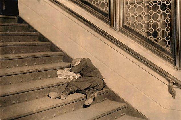 2. 1912 yıllarında çekildiği tahmin edilen fotoğrafta gazete satıcısı çocuk yorgunluktan uyuyakalmış.