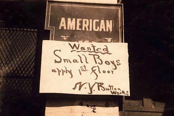 3. New York düğme fabrikasının kapısında "Küçük erkek çocuklar aranıyor!" ilanı asılı, 1916.