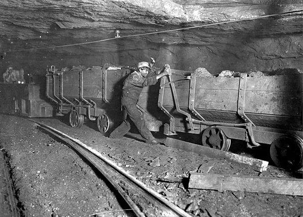 6. Wesr Virginia'da bir maden trenini el freniyle durduran çocuk. Günde yaklaşık 10 saat bu işi yapıyordu.