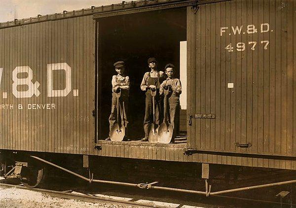 8. 3 küçük çocuk bir maden ocağında çinko yüklü kargonun gelmesini bekliyorlar. Kargo gelince ellerindeki küreklerle boşaltacaklar, 1910.
