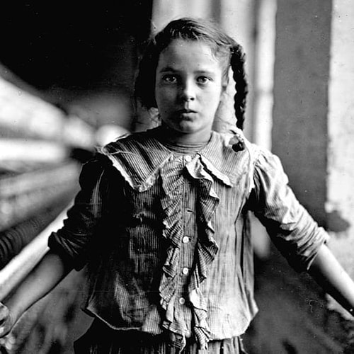 Kuzey Carolina'da pamuk fabrikasında elini incitmiş 13 yaşındaki bir çocuk işçi. Solda ise 1908'de dokuma işinde çalışan bir kız çocuğu.