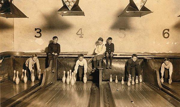 16. New Jersey'de bowling kukası dizme elemanları olarak çalıştırılan çocuklar, 1909.