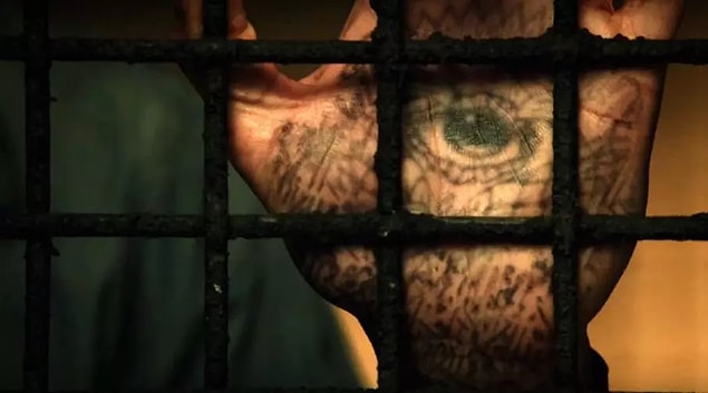 The tattoos ib his hand grab our attention. Just like in the first season, he tattooed his body with an escape plan. He seems to have a similar plan.