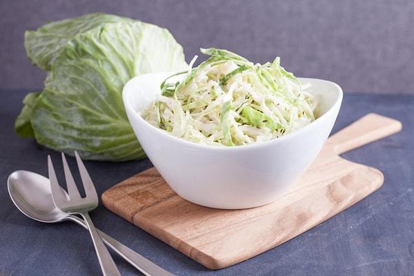 1. Coleslaw adı ile bildiğimiz meşhur beyaz lahana salatası!