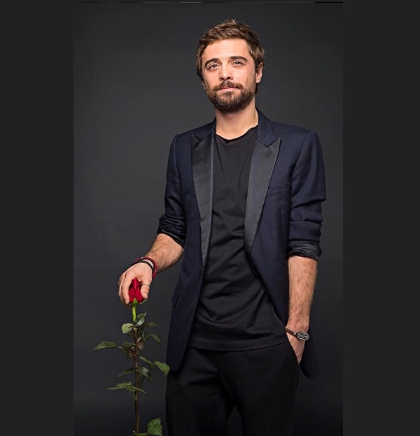 4. Конечно же, это неожиданное заявление взбудоражило поклонников, и они тут же стали строить догадки о том, кто же из девушек станет избранницей героя.