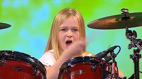 Danimarka Yetenek Yarışmasını Kazanan 10 Yaşındaki Kızın İzlemelere Doyamayacağınız Performansları