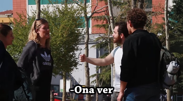 'Elimde Ne Var?' Diyerek İnsanların Ellerini Tutmak