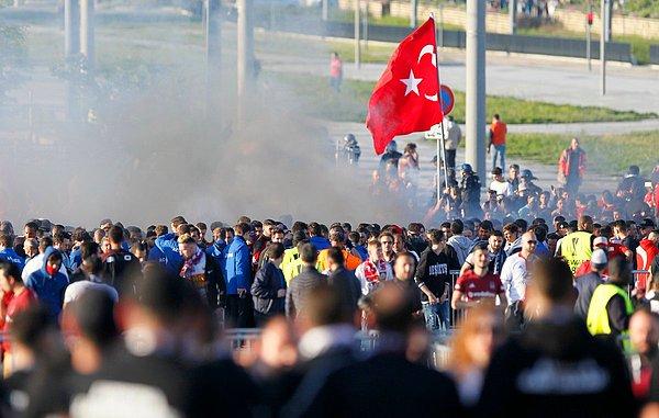 Stadyuma girmeden Fransız polisi, stadyuma yürüyen bir grup Beşiktaş taraftarına biber gazıyla müdahale etti.