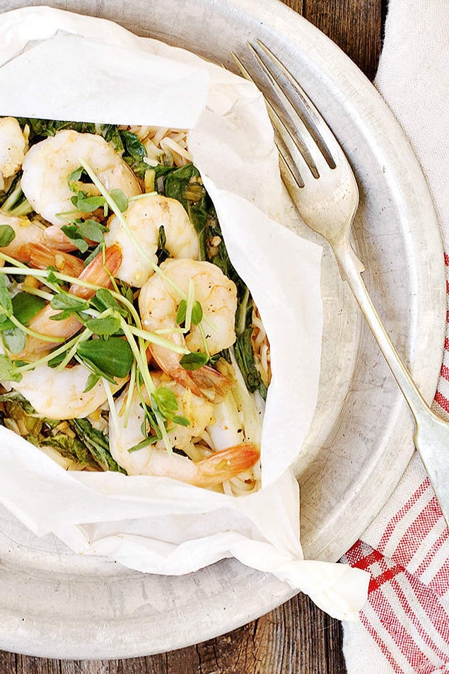 9. Fırında karides, bok choy ve noodle makarna.