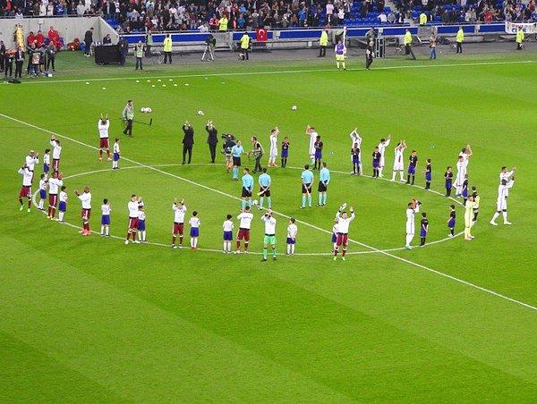 İki takım futbolcuları da orta sahada yuvarlak oluşturdu. Teknik direktörler de tribünleri alkışlayıp, futbolcular birbirine sarıldı.