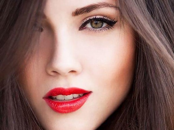 11. Стойкий и яркий цвет вашим губам подарит...
