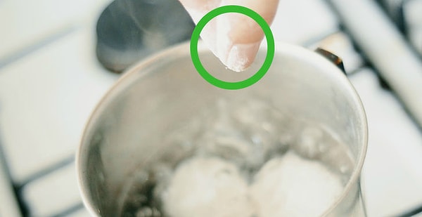 9. Используя пищевую соду, можно легко очистить варёные яйца