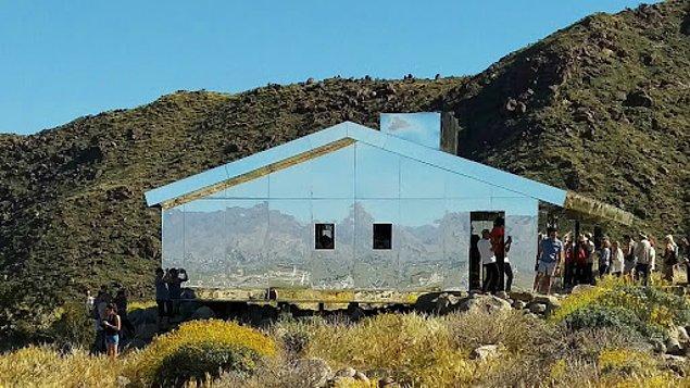 Desert X Bienali ise 31 Ekim 2017'ye kadar devam ediyor.