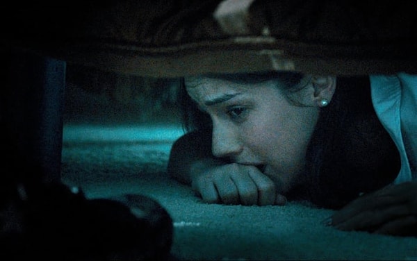 24. А если жертва решает спрятаться, у нее, конечно же, зазвонит телефон. Как без этого?