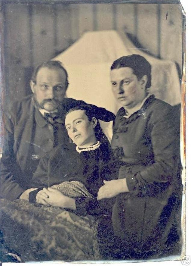 8. Parents posed with their dead daughter.