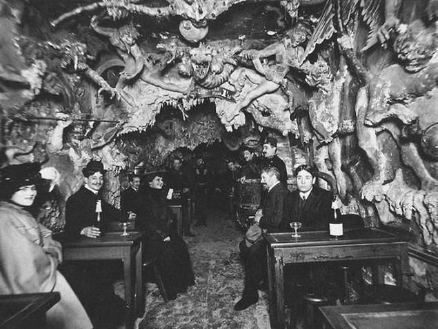 10. Hell’s Cafe in Paris in the 1920s.