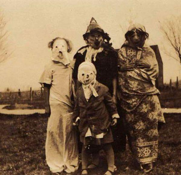 13. Terrifying Halloween costumes from 1925.