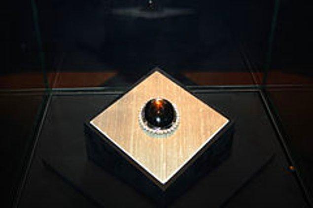 12. Avustralyalı bir ailenin yıllarca kapı takozu olarak kullandıkları siyah taşın aslında 733 karatlık bir siyah elmas olduğu ortaya çıkmış.