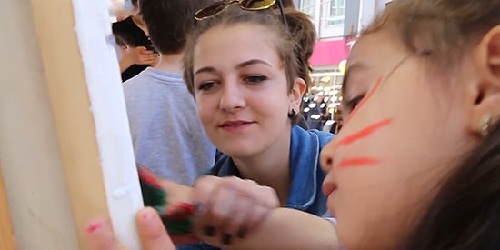 Sanatı Kapalı Salonlardan Çıkarıp Tüm Topluma Ulaştırarak Fark Yaratıyorlar: Sokakta Sanat Var
