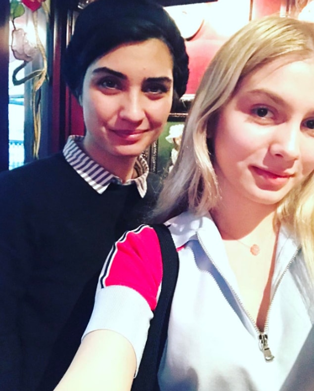 16. Aleyna Tilki, "İstanbul Kırmızısı" filmini izledi ve ardından Tuba Büyüküstün'le çektirdiği fotoğrafı Instagram'dan paylaştı.