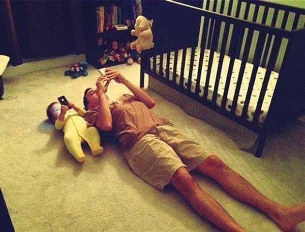 6. Bebeği uyutmak için gönüllü olan babayı bir süre sonra bu şekilde bulursunuz...