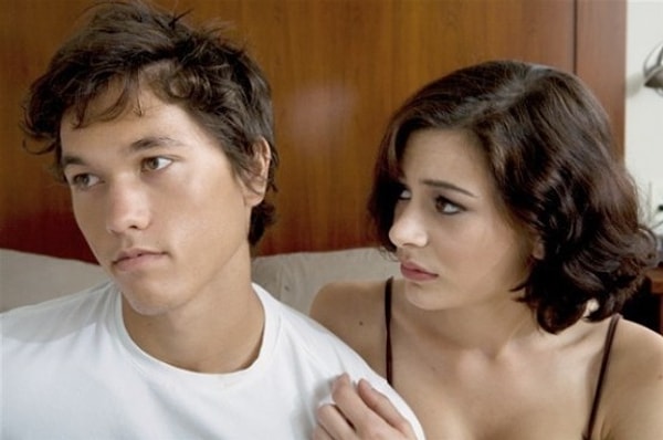 3. Он начал отвечать на ваши вопросы слишком кратко... И видно, что он не очень-то хочет посвящать вас в свои дела