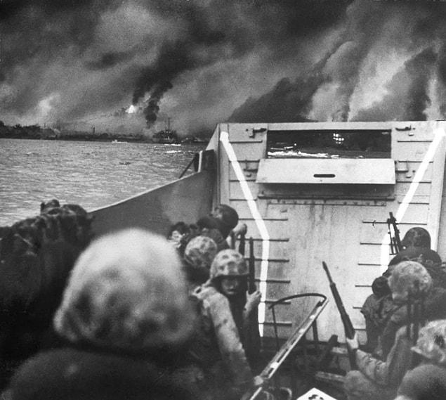2. US Marines in landing crafts make their way to Inchon as the battle rages in 1950.