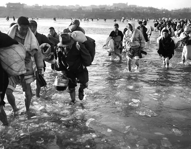 16. Thousands of North Koreans fleeing their homes brave the icy waters of the Taedong River in 1950.