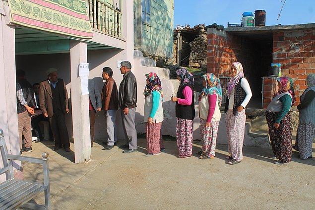 Manisa'nın Demirci ilçesinde 12 seçmeni bulunan Kayranokçular Mahallesi'nde oy kullanma işlemi 12 dakika sürdü.