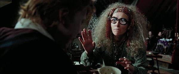 9. Azkaban Tutsağı'nda, Profesör Trelawney, ilk ölenin Dumbledore olacağını öngörüyor.
