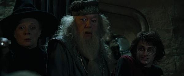 16. Dumbledore'un Voldemort'un dönüşüne verdiği tepki, sonradan öğrendiklerimizle çok mantıklı geliyor.