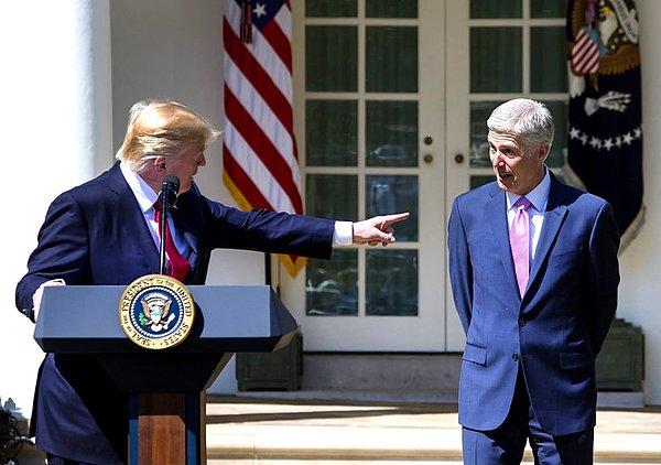 1. ABD Başkanı Donald Trump 10 Nisan günü Beyaz Saray'daki Gül Bahçesinde Neil Gorsuch'un Yüksek Mahkemede başkanlığı yemin törenini kutluyor.