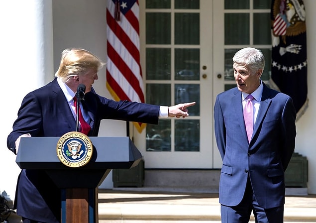 1. ABD Başkanı Donald Trump 10 Nisan günü Beyaz Saray'daki Gül Bahçesinde Neil Gorsuch'un Yüksek Mahkemede başkanlığı yemin törenini kutluyor.