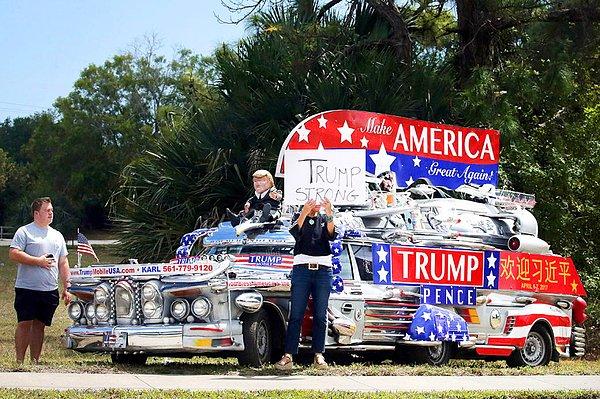2. 8 Nisan günü Florida'da Trump destekçileri Trump Uluslararası Golf Klübü önünde toplanıyor.