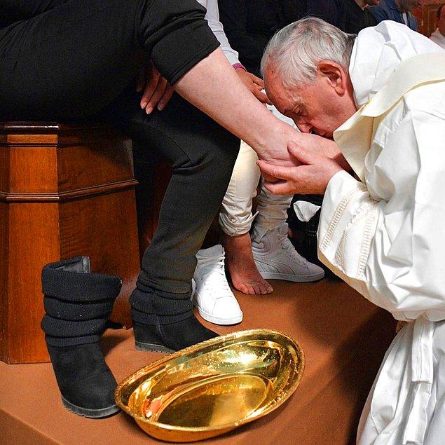 7. 13 Nisan günü Papa Francis, Roma'daki Paliano yüksek güvenlikli cezaevinde bir tutuklunun ayağını öpüyor.