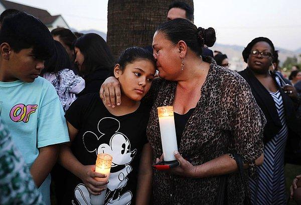 15. California North Park İlkokulu'na yapılan silahlı saldırıda yakınlarını kaybetmiş vatandaşlar olayın yıldönümünde dua ediyorlar.
