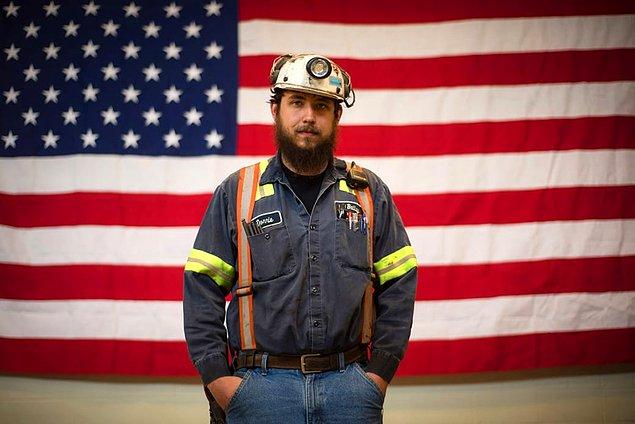 16. 27 yaşındaki ABD'li maden işçisi Donnie Claycomb, Çevre Koruma Müdürlüğü başkanı Scott Pruitt ile birlikte bir etkinliğe katılıyor, 13 Nisan.