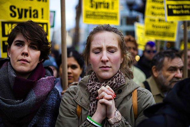 18. ABD'nin Suriye'ye yaptığı hava saldırılarını protesto eden vatandaş New York'ta dua ediyor.