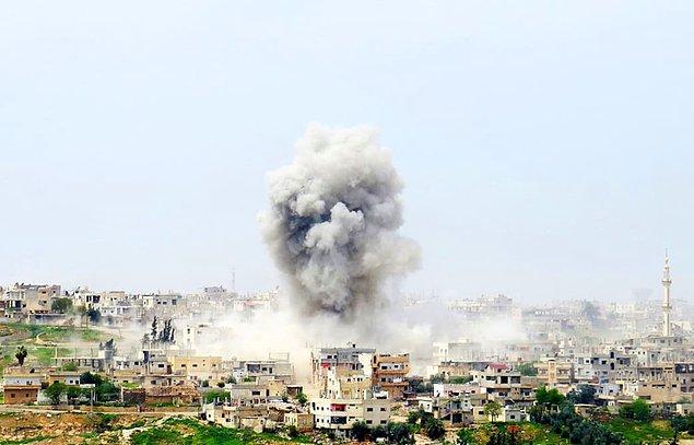19. Suriye rejimi güçlerinin Menşiye bölgesine yaptığı saldırıdan sonra havaya yükselen duman bulutu, 10 Nisan.