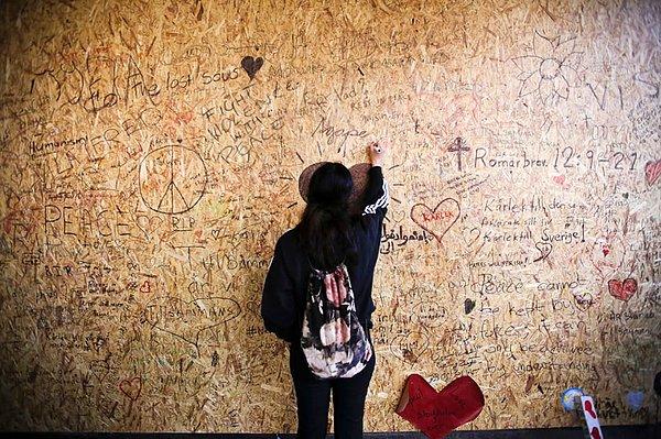 25. Stockholm'de meydana gelen terör saldırısında hayatını kaybedenler anısına duvara dileklerini yazan bir vatandaş, 9 Nisan.
